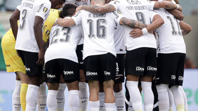 António Oliveira exalta reação do Corinthians e cutuca Palmeiras: ‘Abdicou muito cedo do jogo’