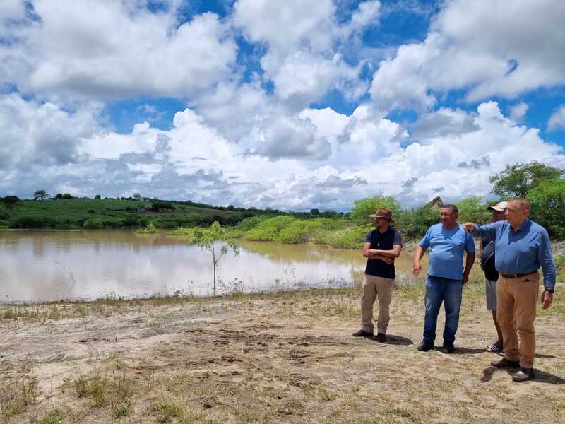 Barragens construídas pela Prefeitura de Campina transbordam na zona rural