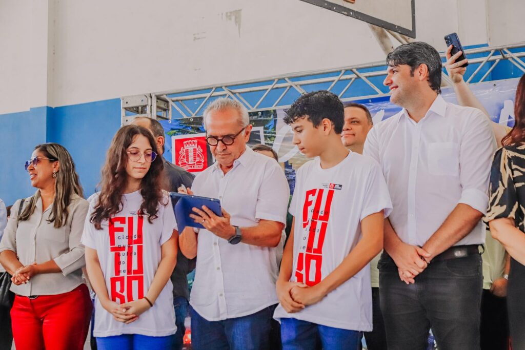 Cícero autoriza o início das obras para reconstrução da Escola Chico Xavier