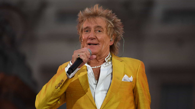 Rod Stewart se diverte com três de seus filhos em jogo de hóquei no gelo