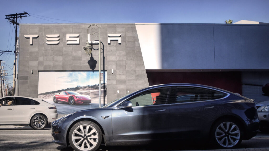 Tesla anuncia demissão de mais de 10% de funcionários em todo mundo