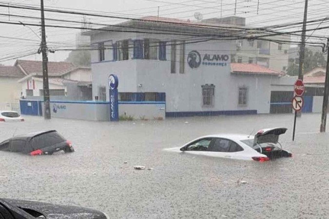 Chuvas intensas causam alagamentos e transtornos na Capital