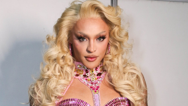 Pabllo Vittar leva tombo no palco em show com Karol G e machuca o joelho