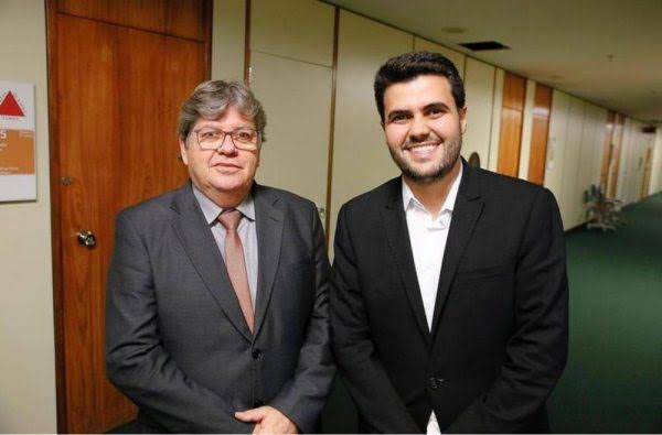 Após a operação desencadeada pela Polícia Federal, governador anuncia novo secretário de educação