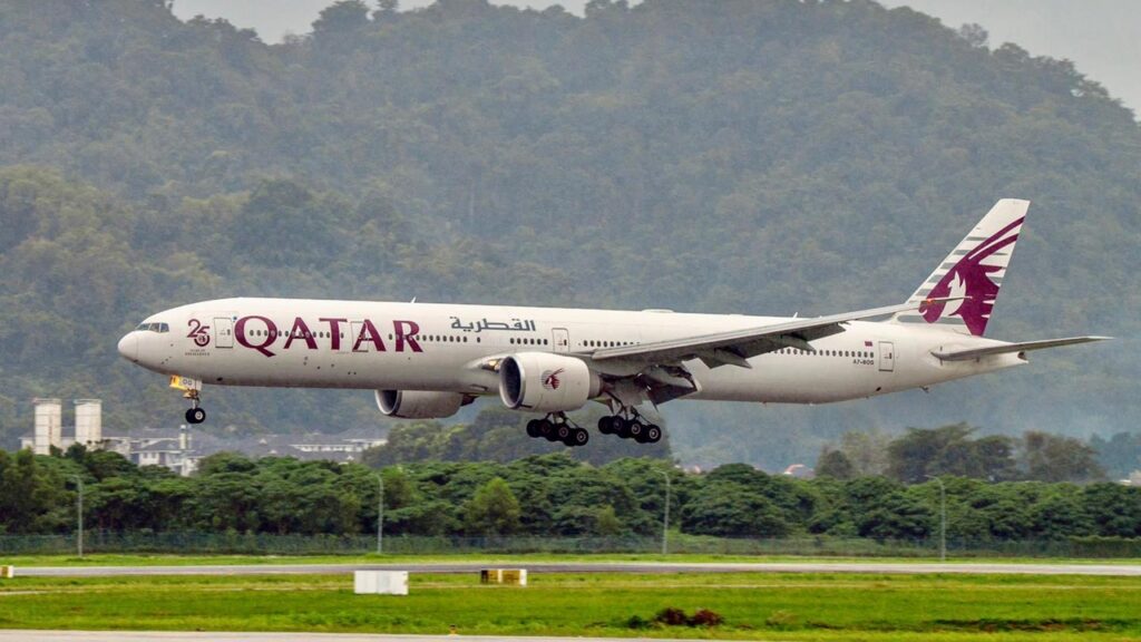 Qatar Airways vai ter internet Starlink de graça em todos os seus aviões