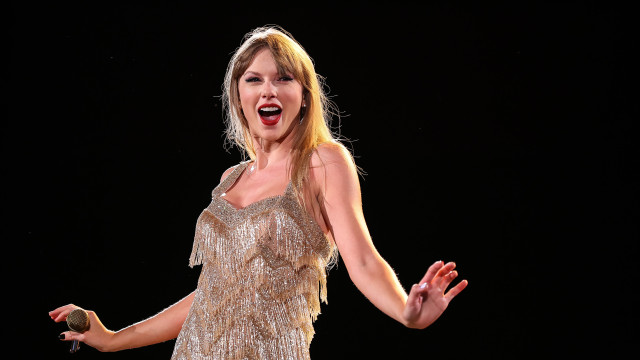 Taylor Swift põe fogo na cozinha, mas consegue apagar usando extintor