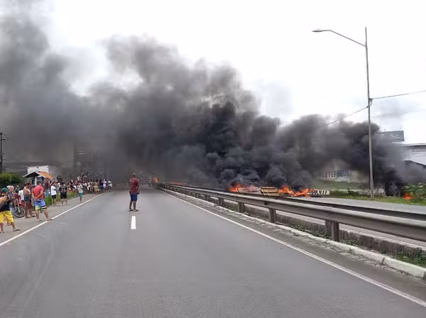 Protesto bloqueia a BR-101 em João Pessoa; manifestantes clamam por justiça após a morte de jovens em Bayeux