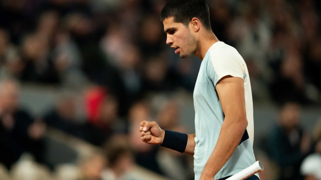 Alcaraz supera início ruim, vira contra americano e vai à semifinal de Wimbledon