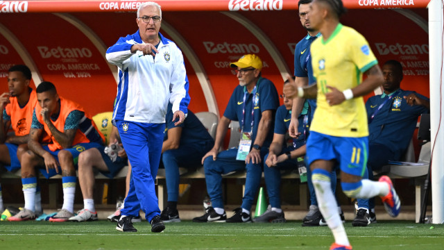 Dorival culpa oscilação pelo empate e a arbitragem pela ausência de Vini Jr. contra o Uruguai