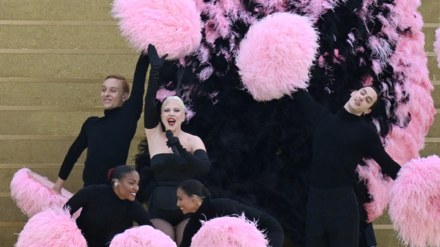 Diretor criativo da Yves Saint Laurent aponta plágio em vestido de Lady Gaga nas Olimpíadas