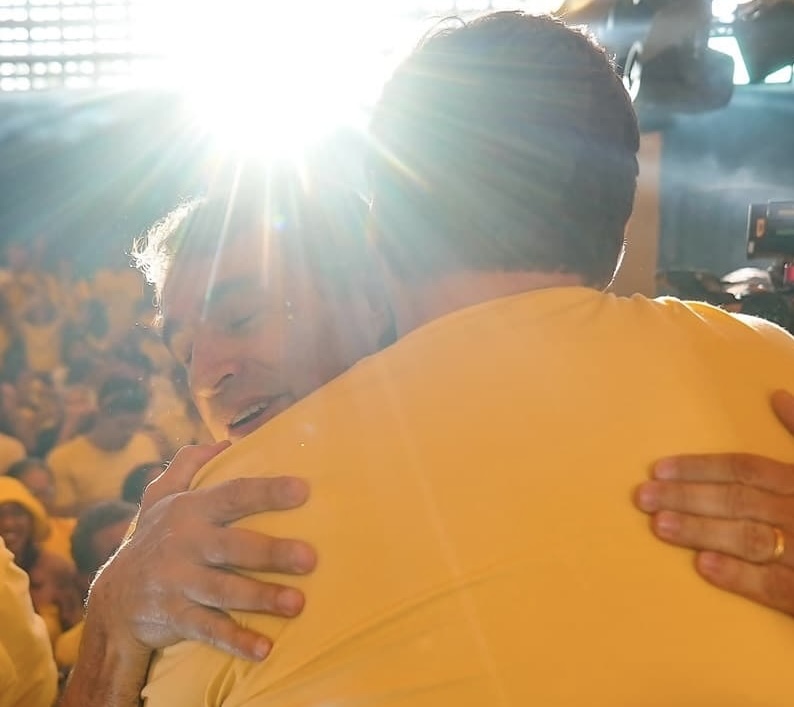 O abraço da união por Campina: Bruno e Romero juntos