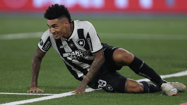Botafogo domina o Flamengo, goleia o rival no clássico e reassume a liderança do Brasileiro