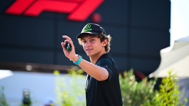 Mercedes confirma Kimi Antonelli como substituto de Lewis Hamilton na F-1 em 2025