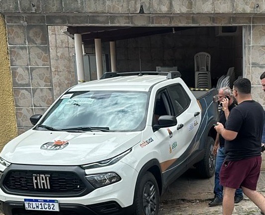 Carro da prefeitura de Areia é flagrado entregando cestas básicas