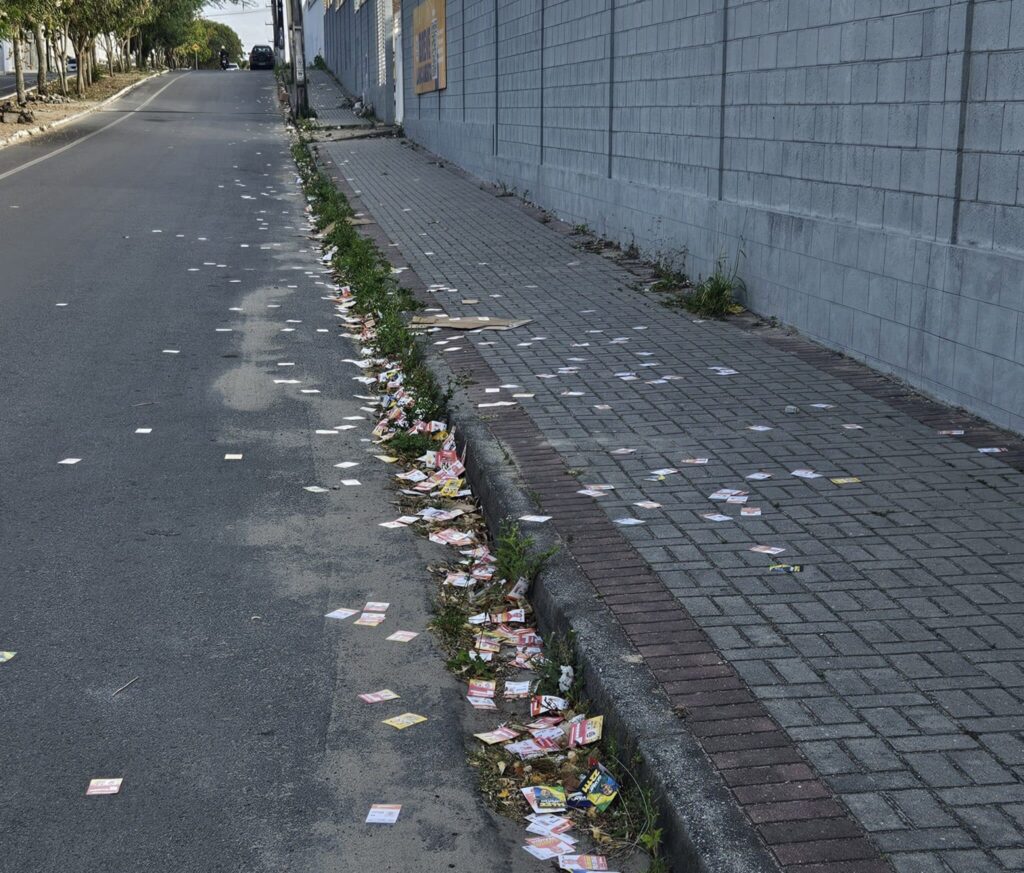 Ruas de Campina Grande amanhecem cobertas por santinhos em dia de eleição
