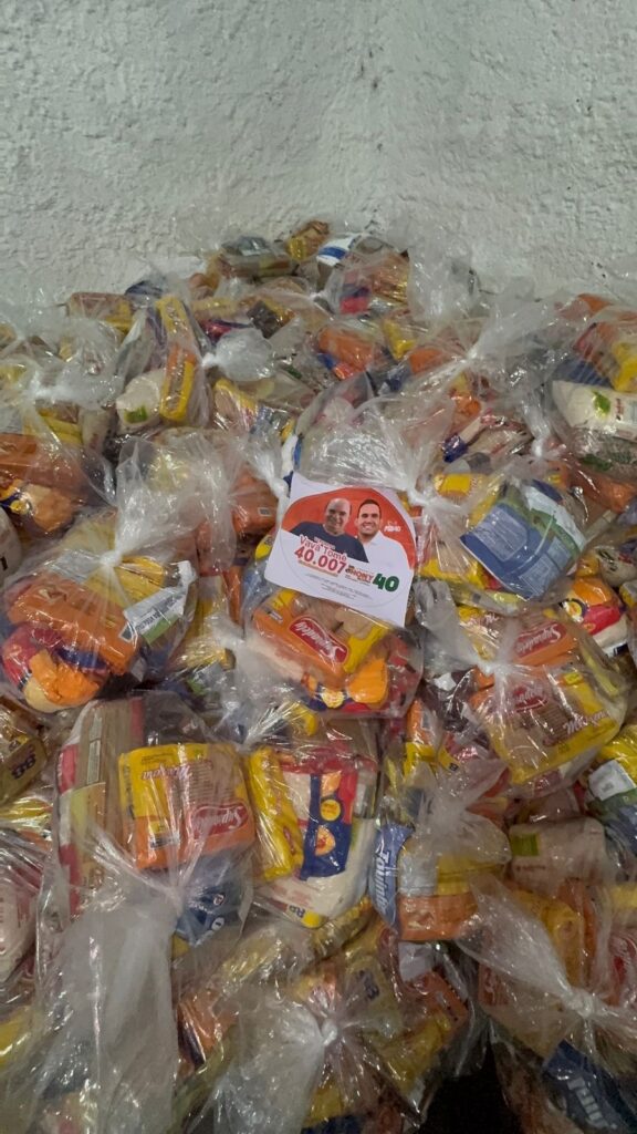 Polícia apreende cestas básicas com material de campanha de Jhony Bezerra e Vavá Tomé em CG