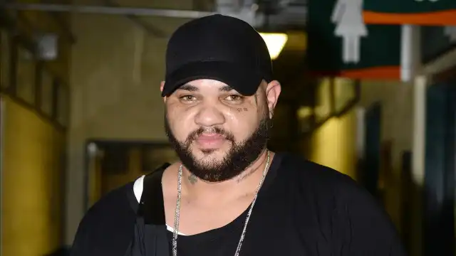Cantor de reggaeton m estado crítico após ser ferido a tiro na cabeça