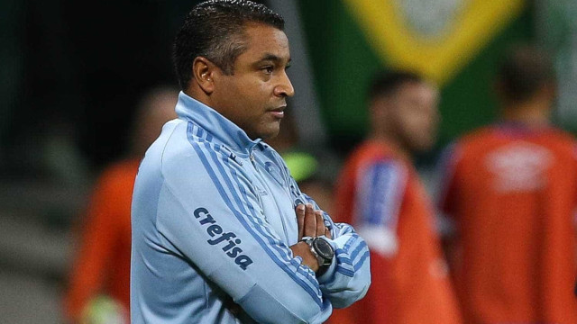 Grêmio registra B.O. após placa de Roger Machado na Calçada da Fama ser coberta por cimento