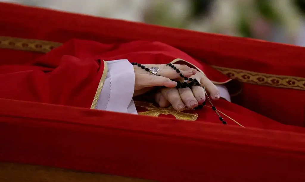 Milhares de fiéis se reúnem no Vaticano para se despedir do Papa