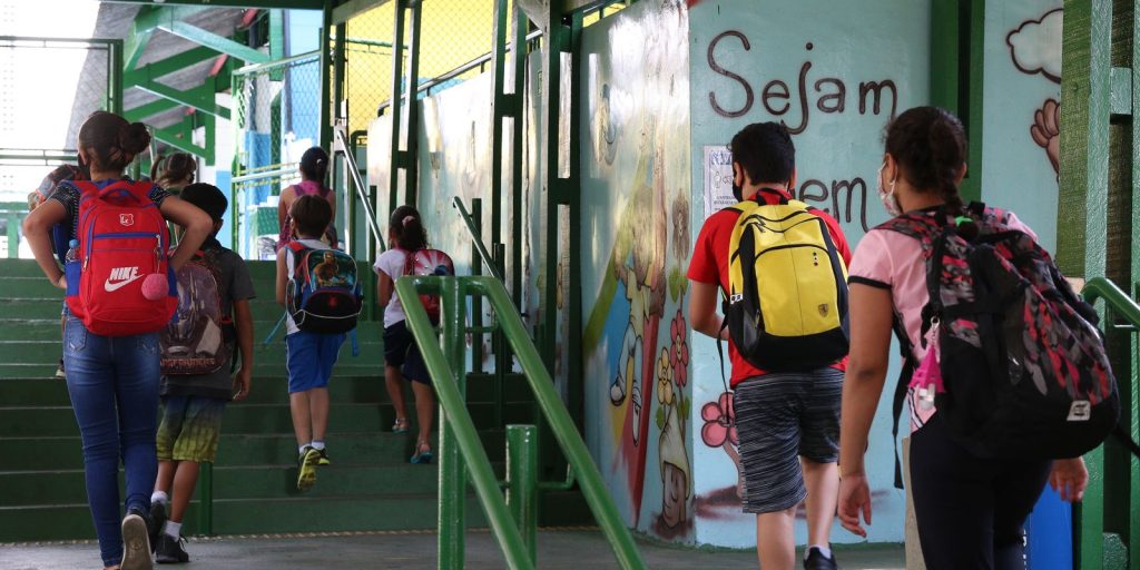 Menos da metade das escolas públicas está ligada à rede de esgoto