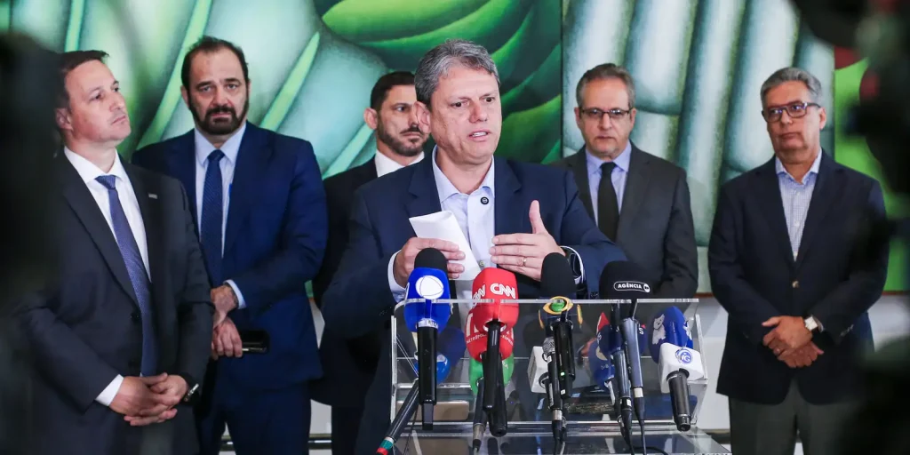 Tarcísio instala gabinete de crise e nega ligação do PCC com metanol