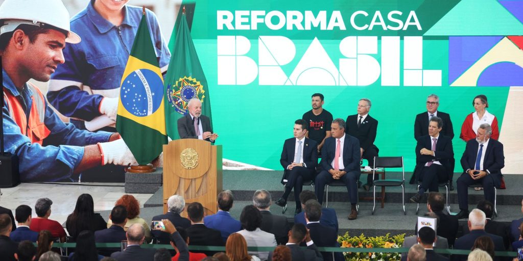 Lula lança programa de reforma de casas e defende ação para invisíveis