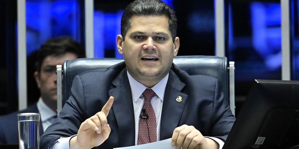 Alcolumbre e Moraes discutem como combater o crime organizado