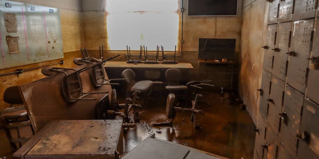 Comunidades trabalham para reconstruir escolas resilientes ao clima