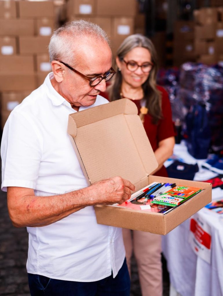 Cícero Lucena inicia distribuição do material escolar e fardamento para 80 mil alunos da Rede Municipal