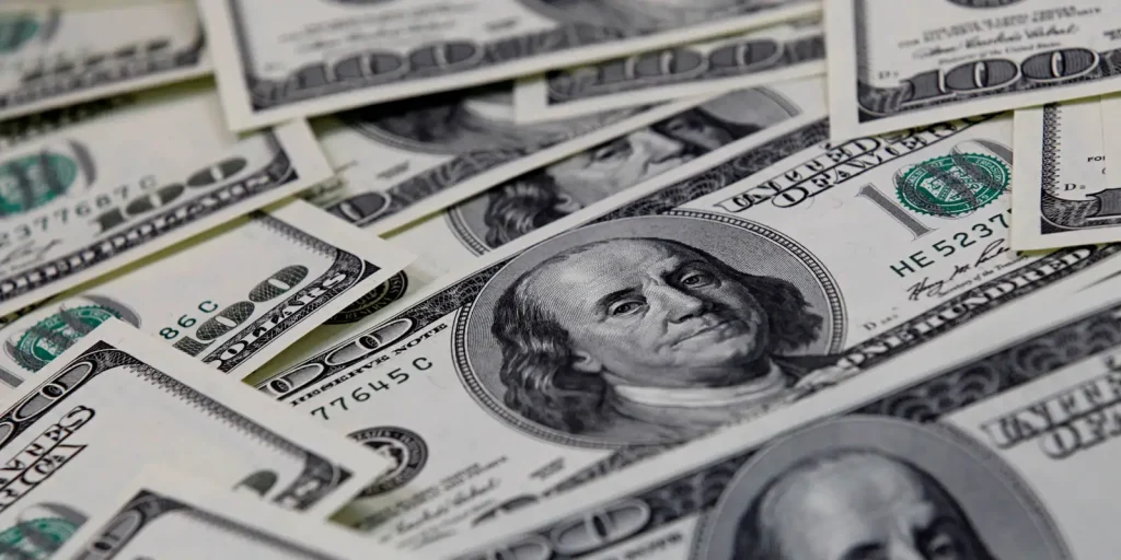Dólar cai para R$ 4,98, e bolsa sobe em dia de alívio